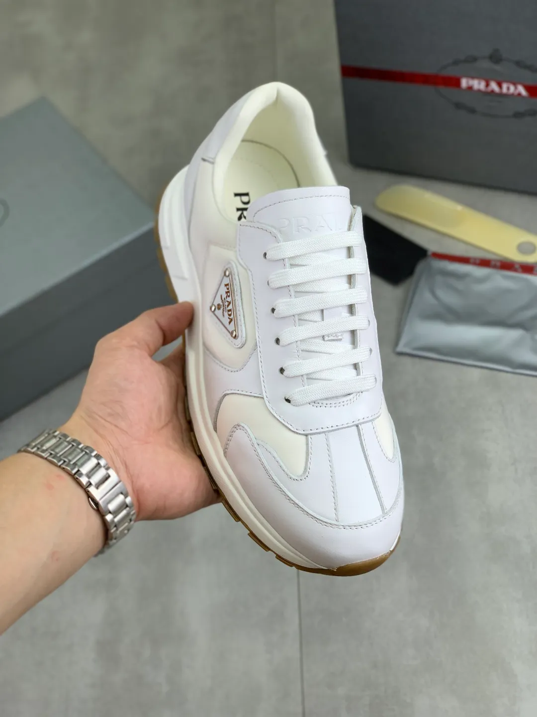 Men's men's shoes 💰P560 💰 [New style] popular models on the official website, 🆘 Trendy brand (Prada) mainly promotes popular models, avant-garde and versatile fashionable men's shoes private version mold opening, cowhide surface splicing 1:1.. Fashionable and simple, original imported cowhide lining cowhide feet; the atmosphere and personality are more fashionable, eye-catching and pursuing class. It will subvert the old idea and be a must-have for fashion trendsetters with you! Must keep it! Tall and comfortable, large and low, high-end quality workmanship. Size: 38-44 3️⃣colors available.